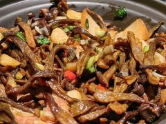 烟熏腊味炒鹿茸菇-云海肴云南菜·蒸汽石锅鱼(青岛万象城店)