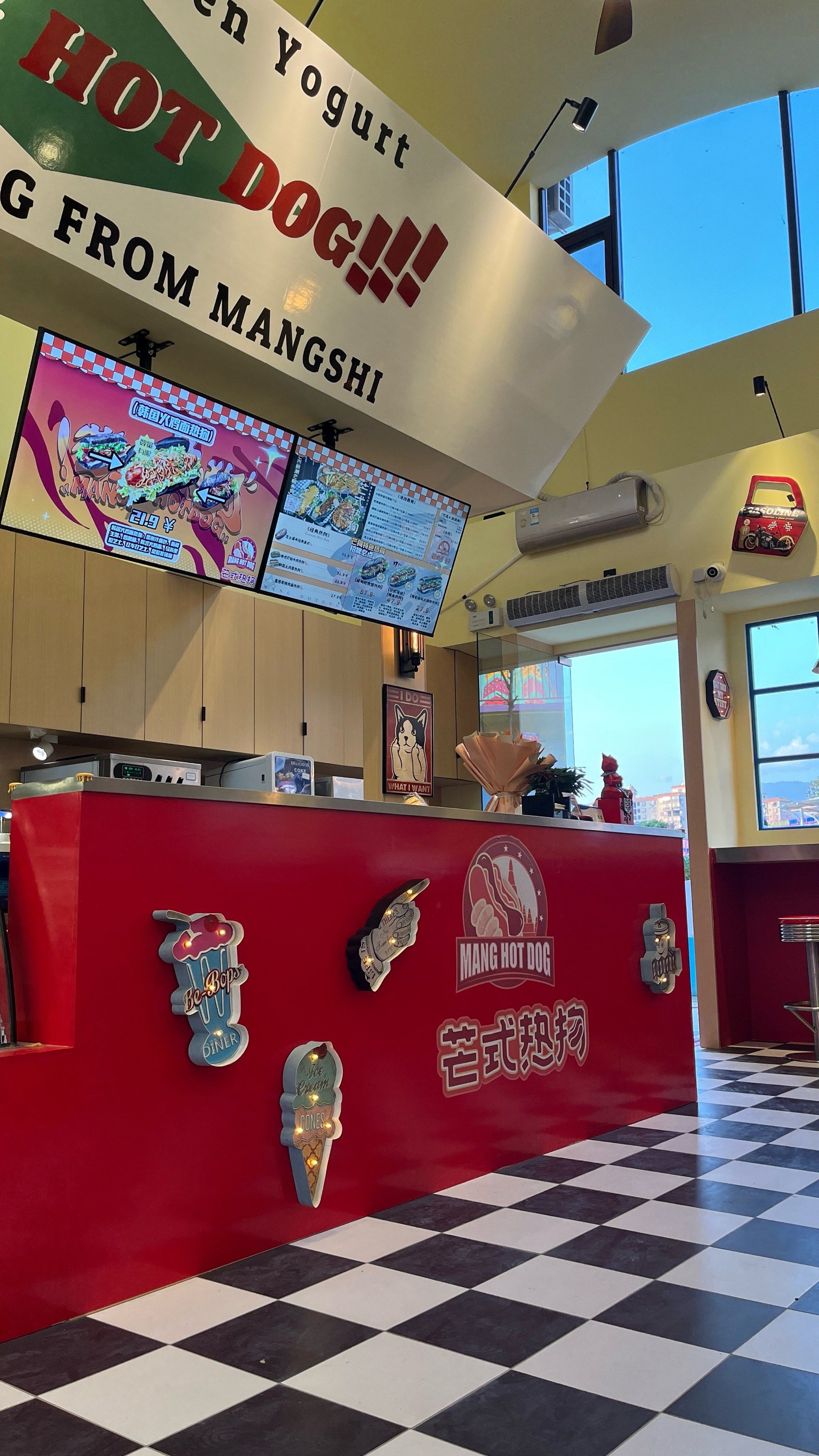 美式风格的芒式热狗店面超有感觉!