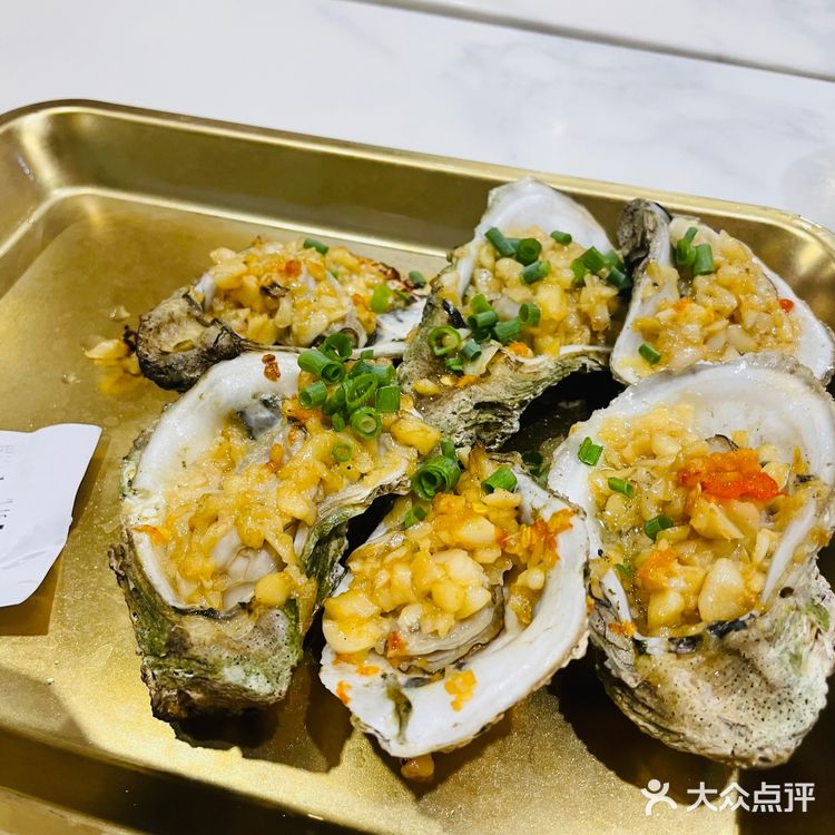 我们取了个号之后就去溜达，排信记虾饼