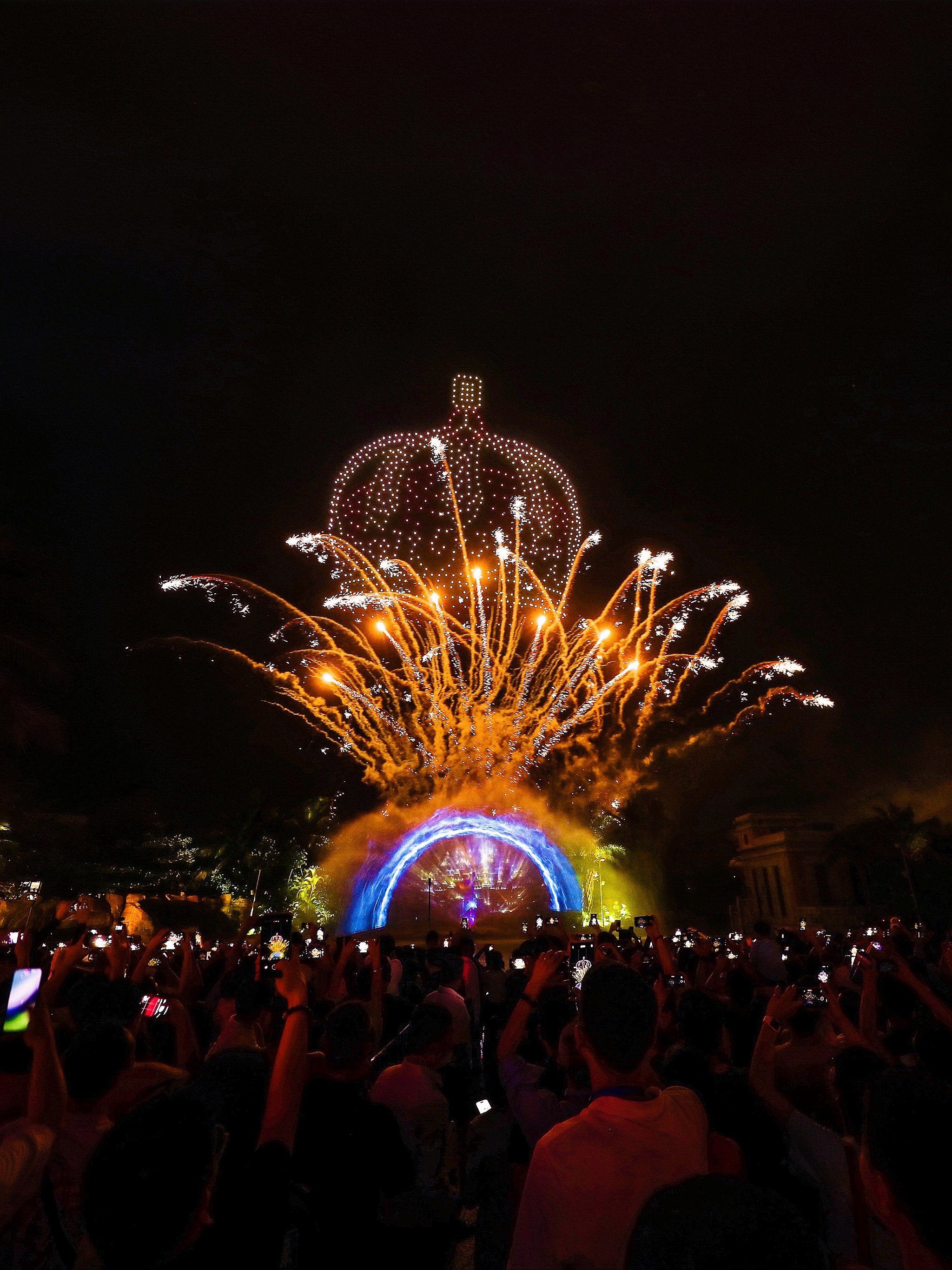 三亚亚特庆典:六年璀璨,百万烟花与无人机共舞