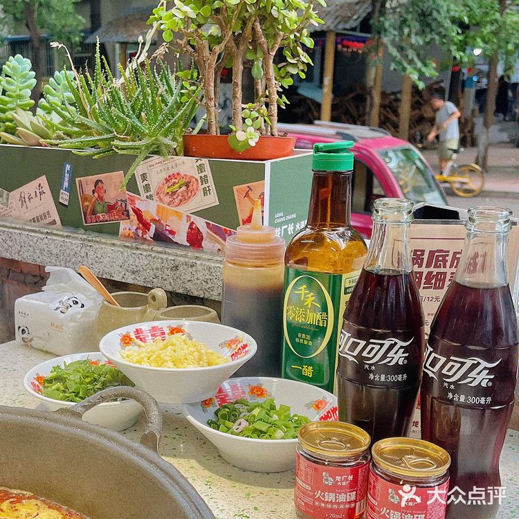 成都探店｜超出片的80年代街头火锅