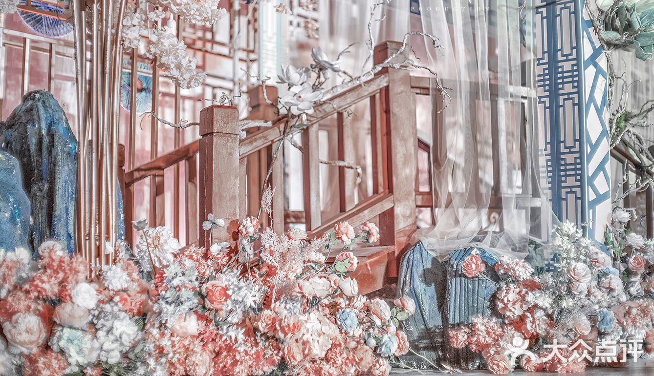 这里荒芜寸草不生,后来你来这儿走了一遭,奇迹般万物生长,这里