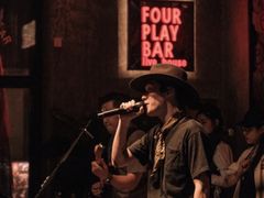 -FOUR PLAY BAR