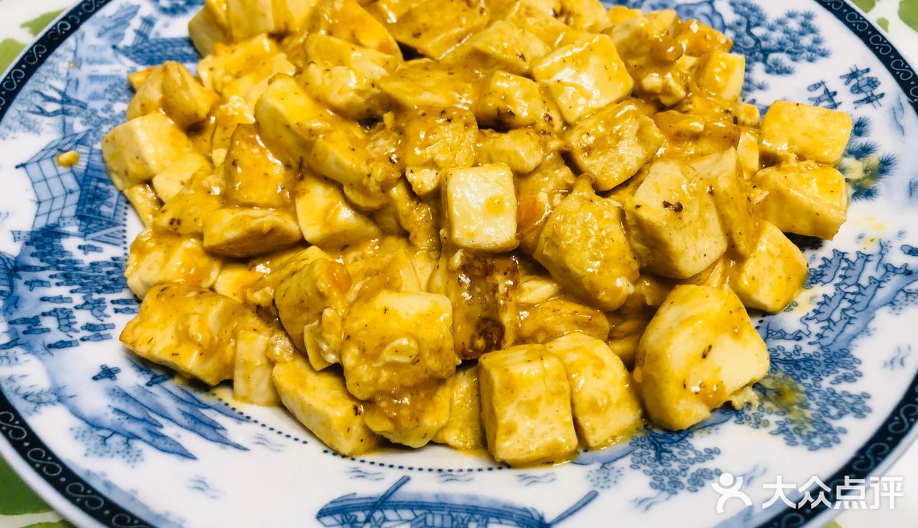 咸蛋黄豆腐，口感虽没蟹黄豆腐鲜美，但也形似。