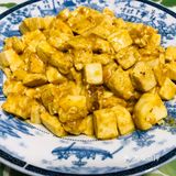 咸蛋黄豆腐，口感虽没蟹黄豆腐鲜美，但也形似。