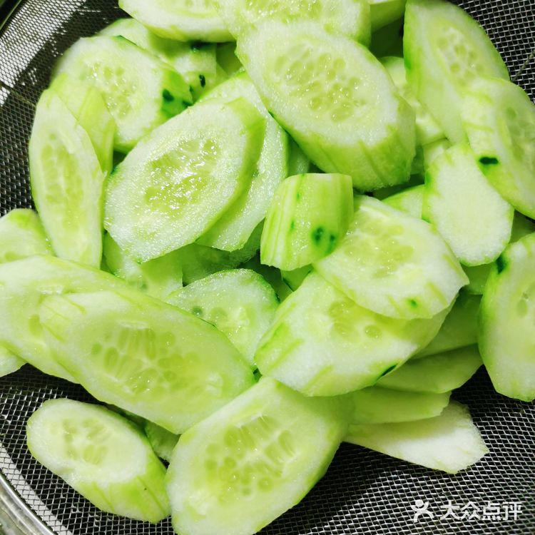 蒜蓉炒青瓜，虽然清淡，但和炎热夏天很配呀！[色]