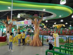 -维佳童话镇演出现场(徐东店)