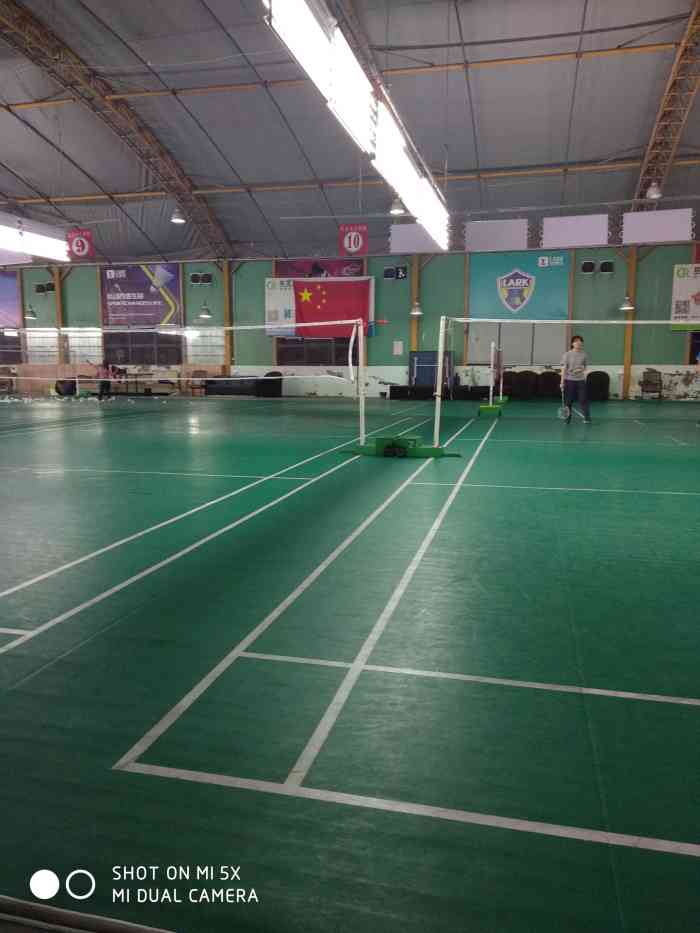 冬天不开空调,不提供饮用水;场地照明也很不好,打羽毛球根本看不清