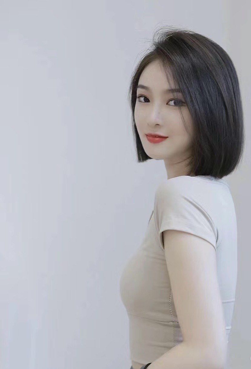 短发女神 超a一刀切短发又酷又飒,给人