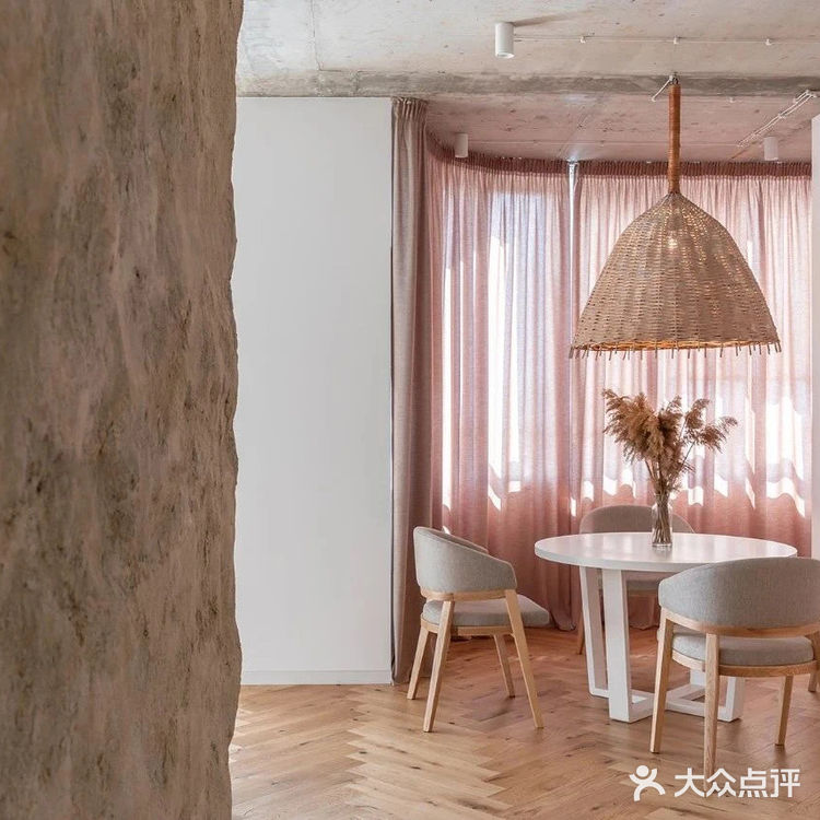 餐厅位于落地窗旁，光线透过暖色窗帘照入室内