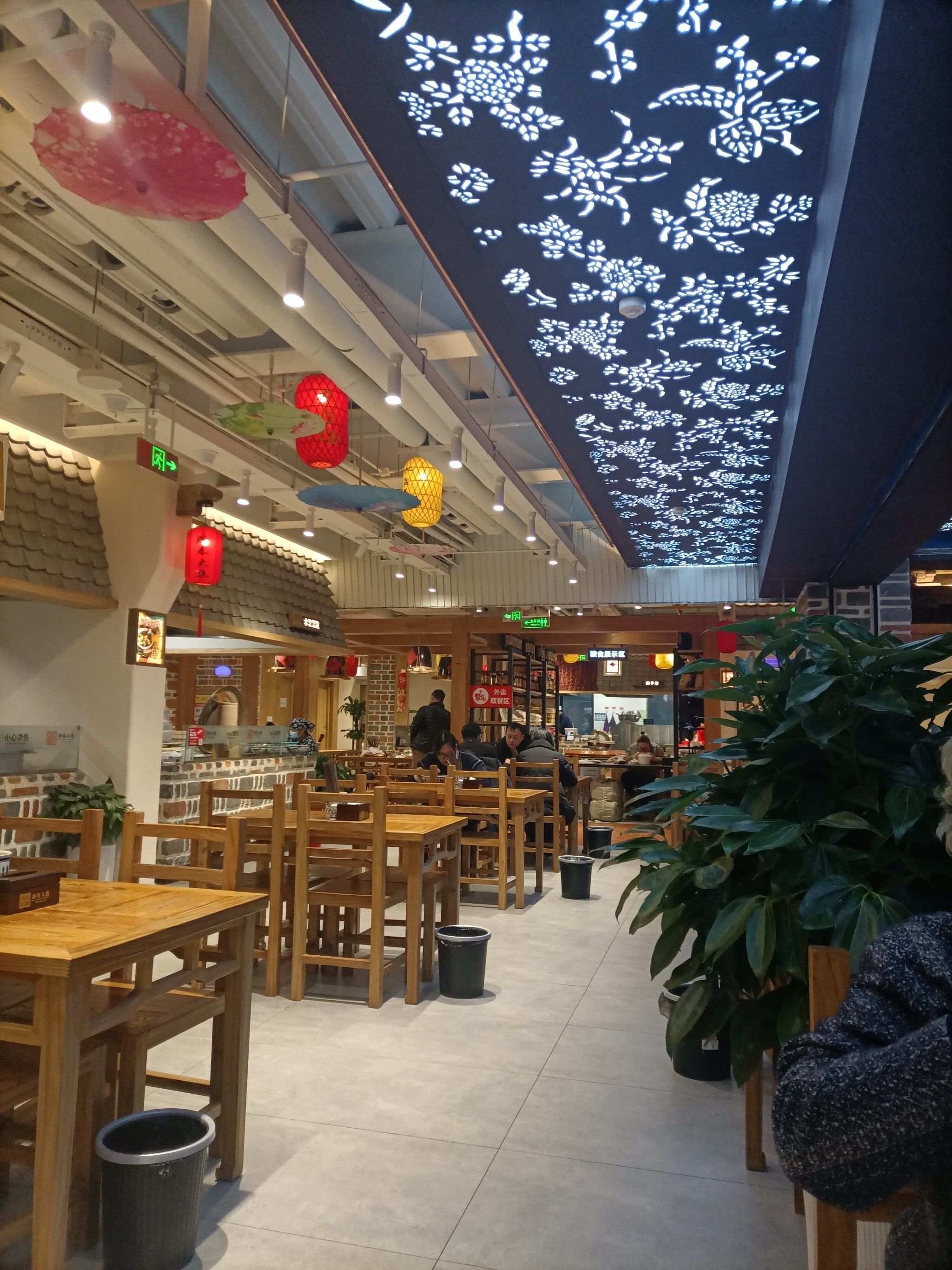 大口吃面,小心烫嘴啊