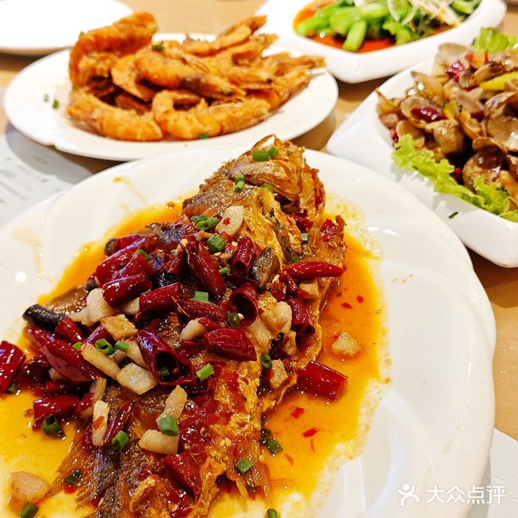 朋友带我去了二姐海鲜坊，说他在这家吃了块十年了