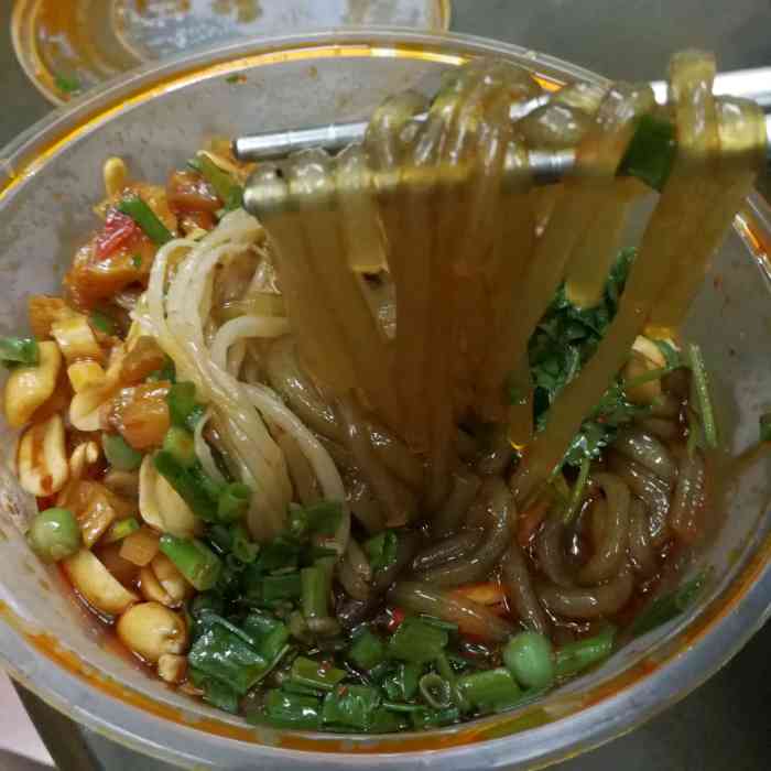 打分 酸辣粉和热干面一如既往的好吃,就是店员服务态度有些不好.