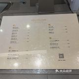 玻璃冷藏柜中的日式短蛋糕冷艳亮丽，蛋糕酸润甜腻黏软可口[馋]