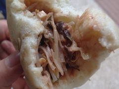 豆菜包！里面可以清楚的看见豆腐乳阿！-石头门坎