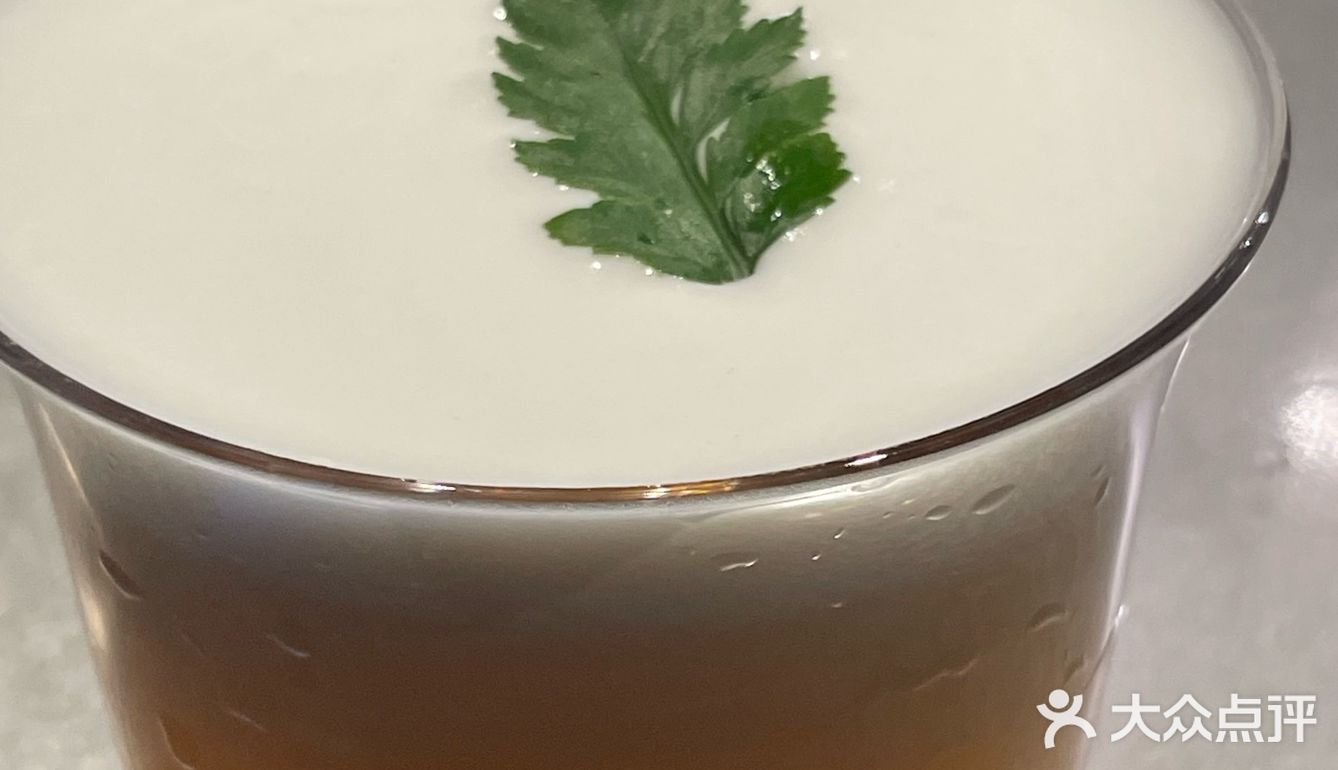 灯光茶香伴，玻璃盏倒影