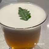 灯光茶香伴，玻璃盏倒影