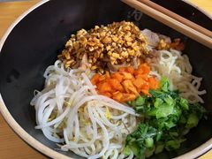 -两勺子一碗口水鸡拌面