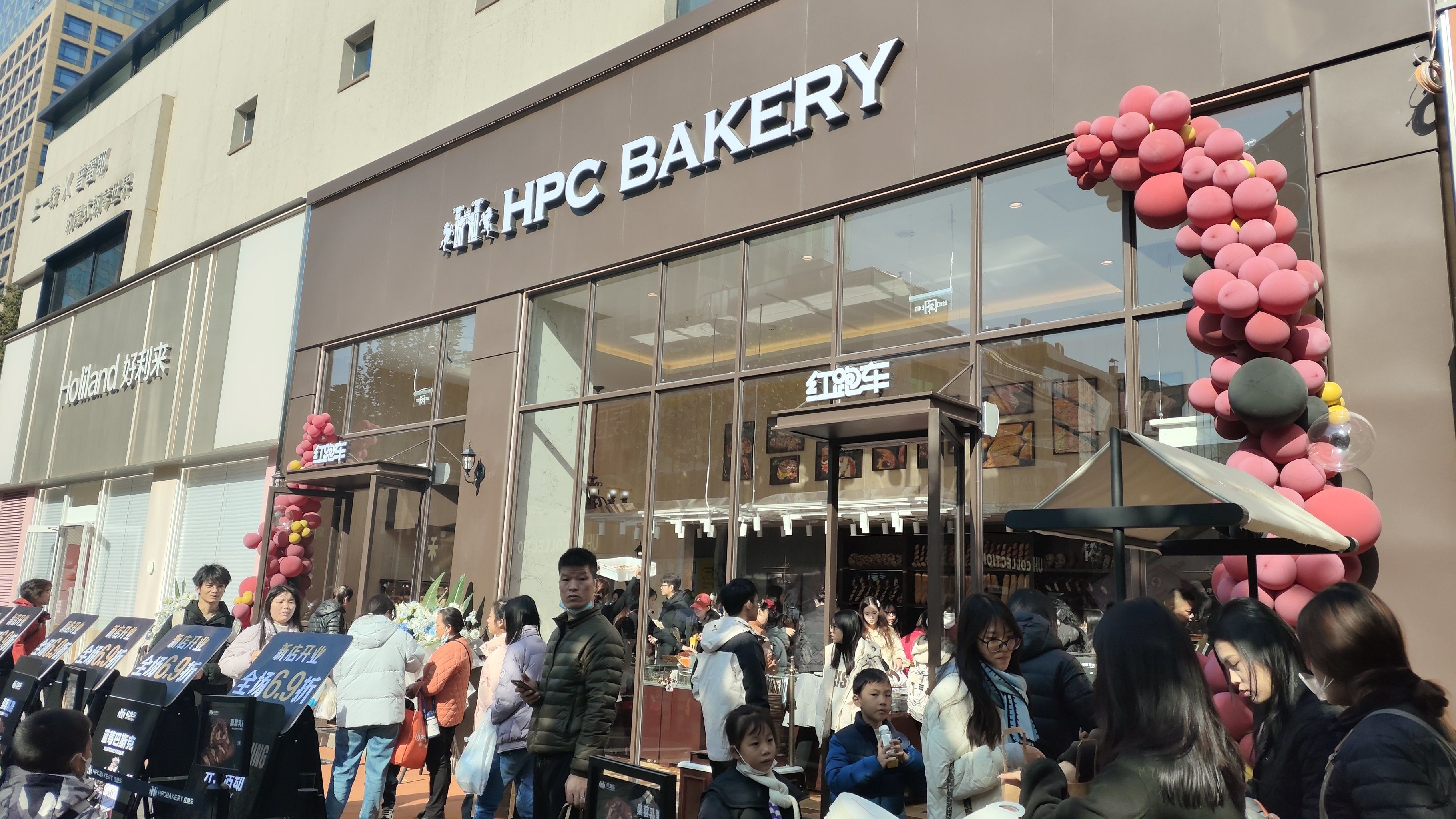 光谷天地新店开业 红跑车