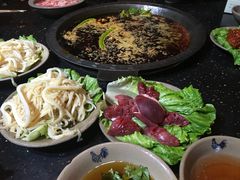 -茅草房·河畔园林火锅