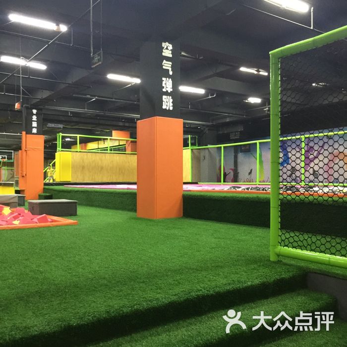 跳跃无限蹦床主题运动馆