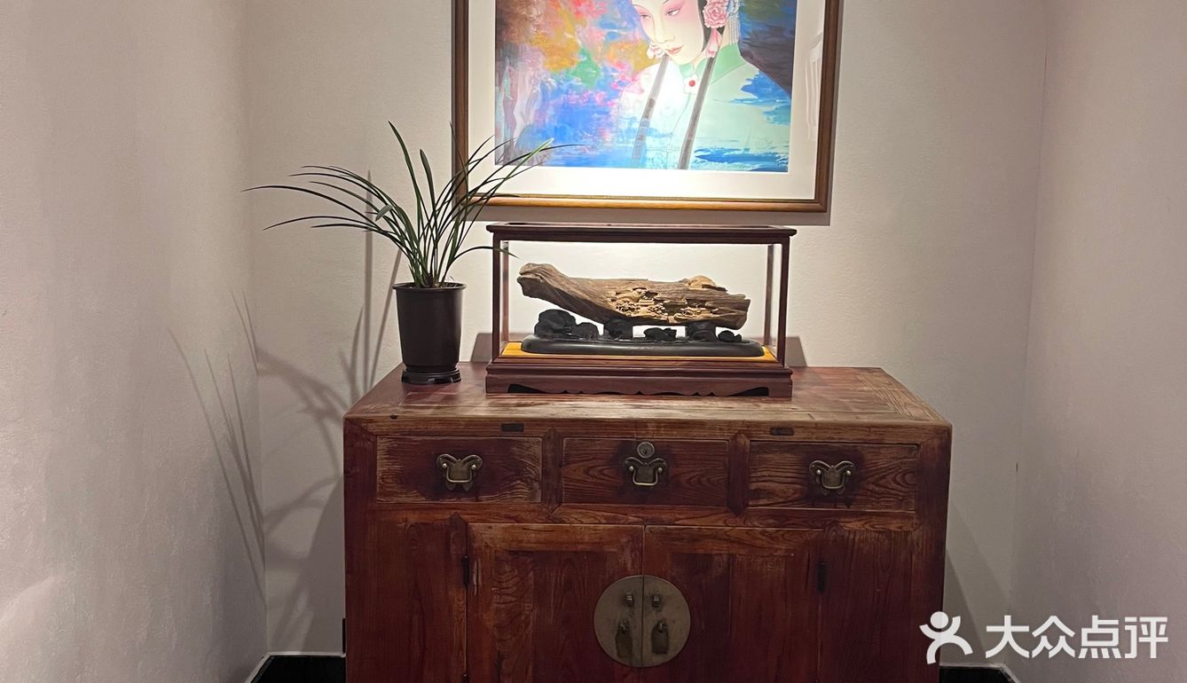 三文鱼和甜虾配上干冰和小花，氛围感十足。羊排每人一份