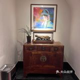三文鱼和甜虾配上干冰和小花，氛围感十足。羊排每人一份