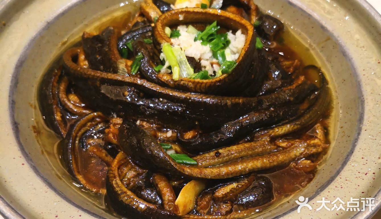 图二是鳝鱼,取脊背肉划出,无骨肉嫩,扬州起名为软兜