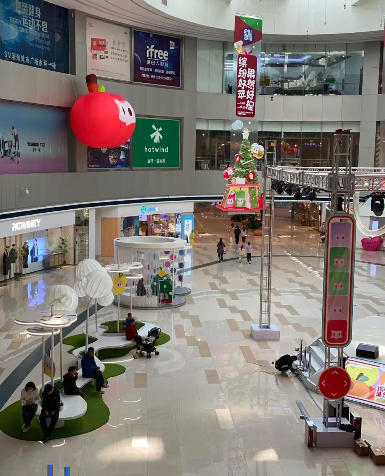 sm广场坐落于天津市空港经济区,面积特别大,好像是亚洲第二大广场