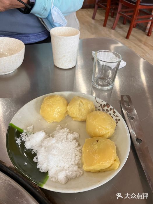 粘豆包柴火铁锅炖图片