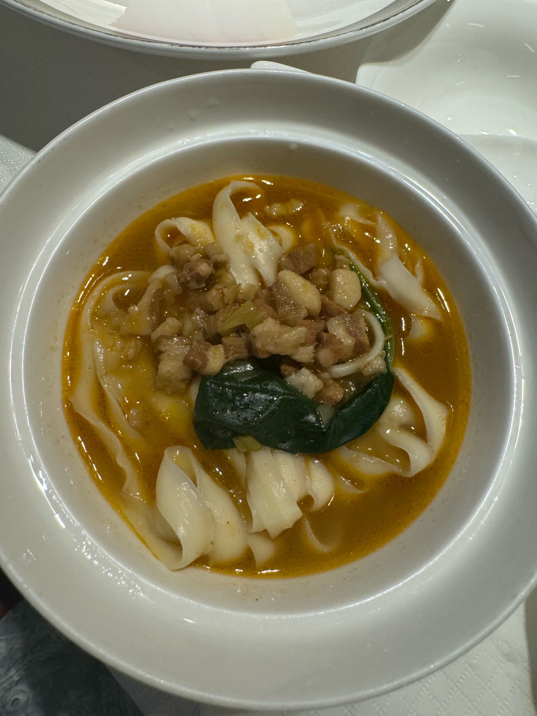 n菜品很符合山西本地人的味蕾,碗托酱料香浓,大烩菜分量很足,臊子