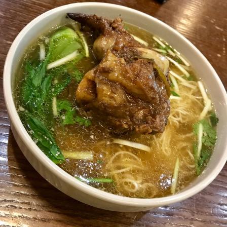 草间原著-"筒骨很有嚼头,面汤鲜而不咸,喝完也没有口.