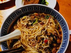 辣肉面加雪菜和毛豆-沪西老弄堂面馆(定西路店)