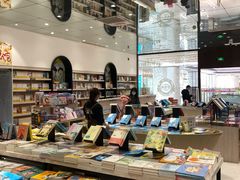 -钟书阁(群光广场店)