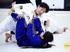 -菠萝格斗巴西柔术训练馆