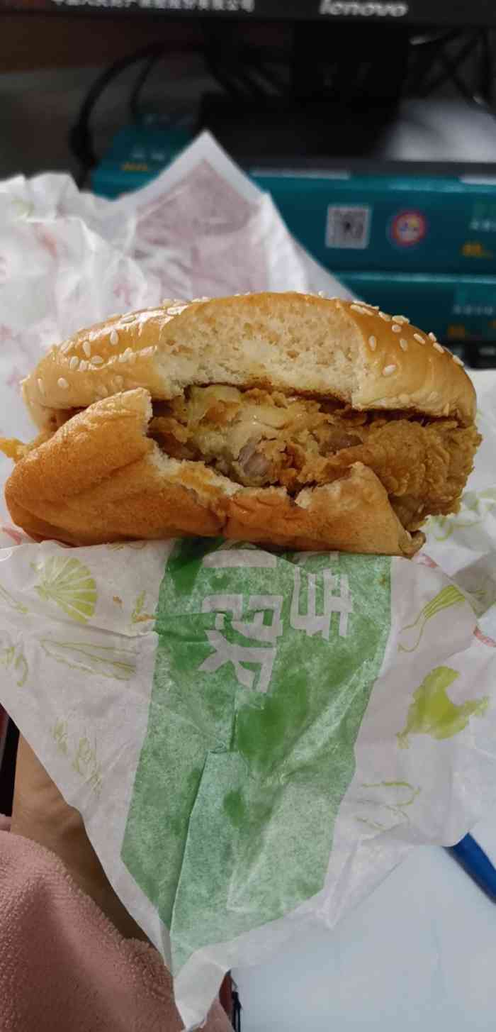 打分 最爱肯德基的劲脆原味鸡腿汉堡,因为不爱吃辣,所以m叔叔的汉堡吃