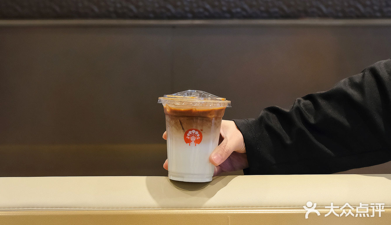 ⽆语了[流汗]买奶茶送的东⽅冰茶显眼包太能装了吧