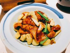 腊八蒜炒肥肠-局气 烤鸭·北京菜(武清店)