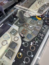 -灵彩珠宝(朗香街店)