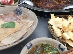 -茅草房·河畔园林火锅
