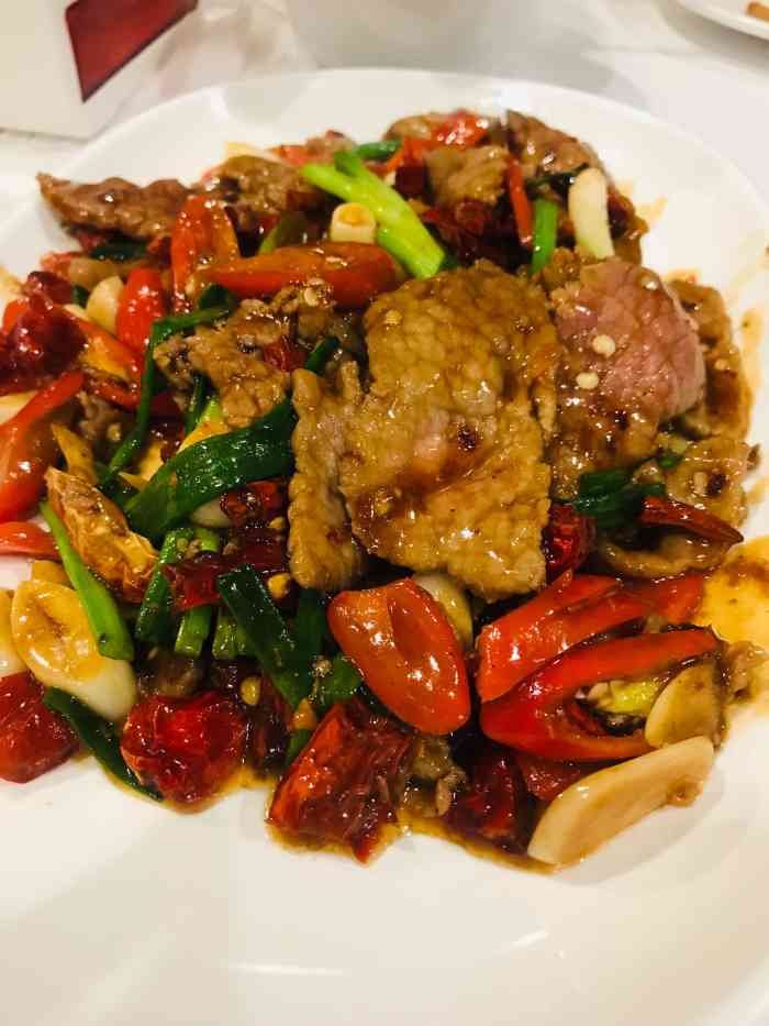 有一张空桌子上摆了一些杂物,问了一个穿浅色短旗袍 齐耳短发看似是