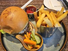 黑松露风味鹅肝和牛汉堡-bluefrog蓝蛙(石家庄欢乐汇店)