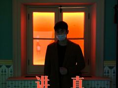 -Nathalie Djurberg与Hans Berg“牛皮纸包裹的月亮”-Prada荣宅当季展览