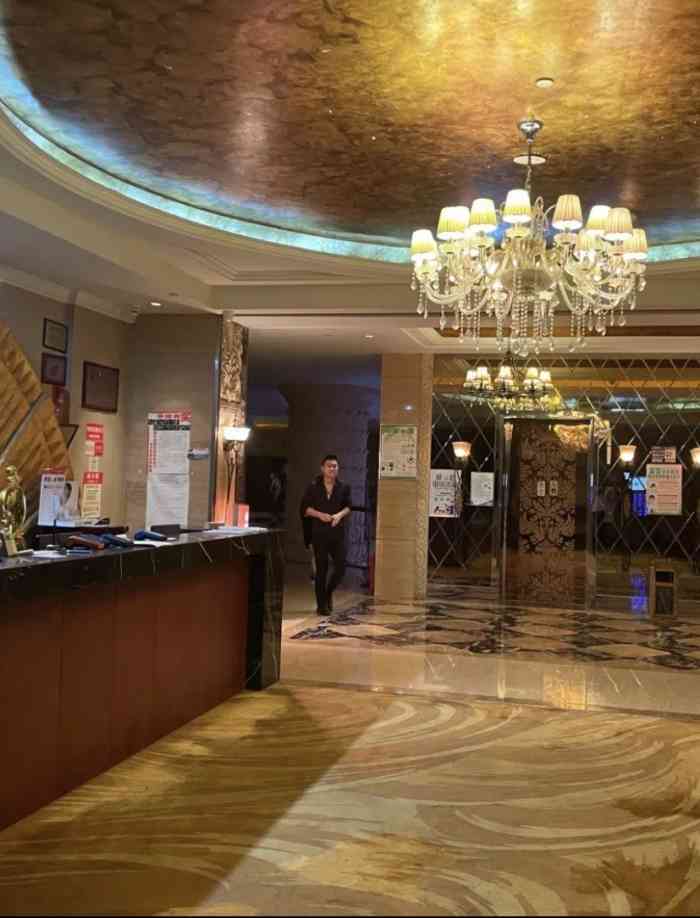 的人5沈毅2021年4月8日打分位置在新松江路以前的云豹,现在叫聚点ktv