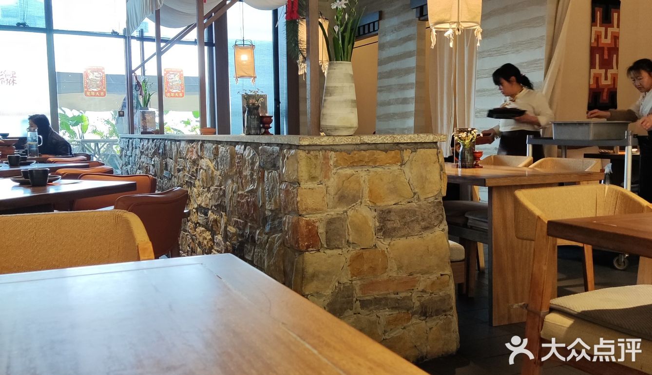 第一次喝藏茶，有点像沱茶，第一次吃藏区点心，感觉就像米花糖