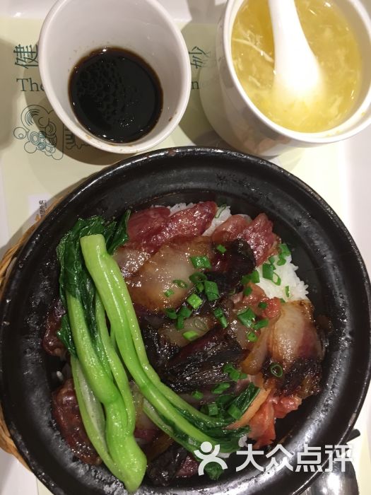 招牌港式腊味三拼煲仔饭