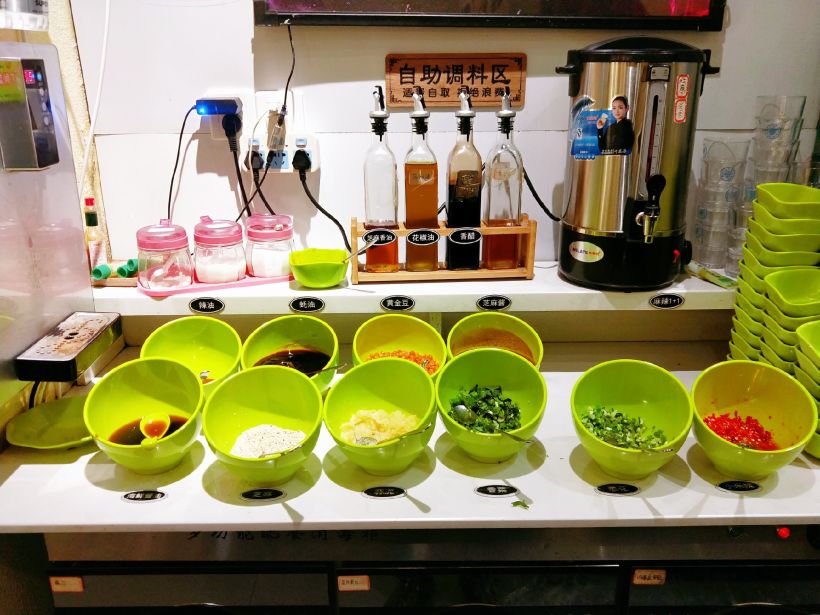 自助调料区有辣油,耗油,黄金豆,芝麻酱,海鲜酱油,蒜泥,香菜,葱花等