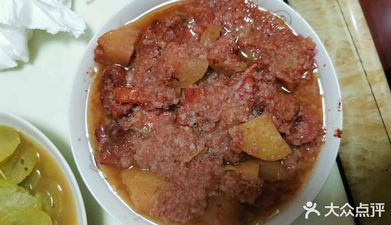 在把调好的土豆和肉架上，锅盖好，按下蒸肉按钮