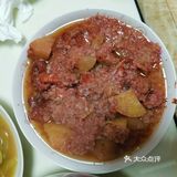 在把调好的土豆和肉架上，锅盖好，按下蒸肉按钮