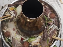 牦牛肉土火锅-撒拉人家.酸菜牦牛肉火锅